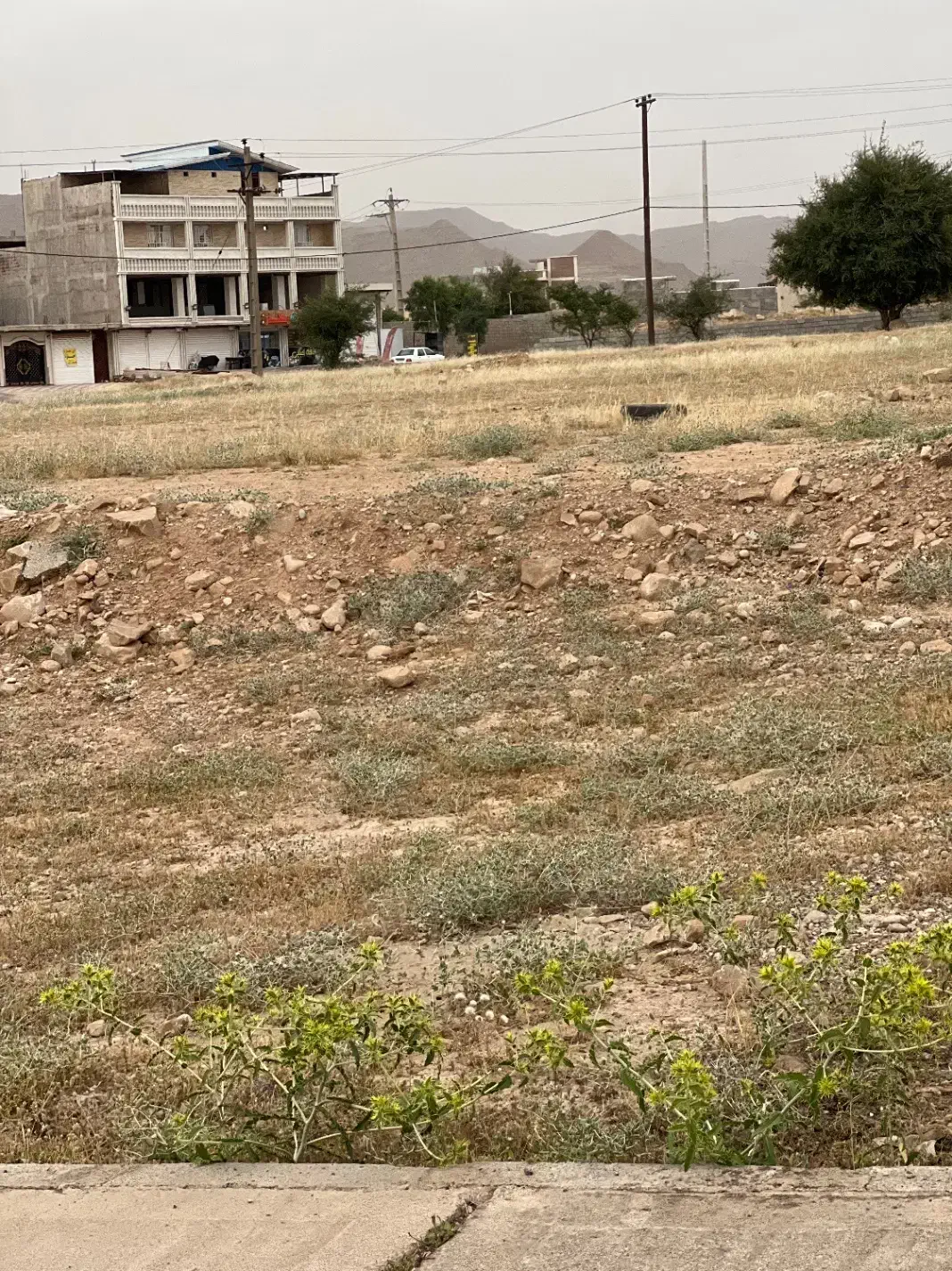 زمین۱۰۰ متری ریل وی واگذارشهرداری روبرو پمپ بنزین