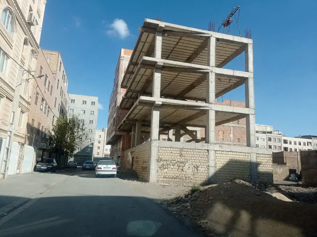 ساختمان نیمه کاره سمت شاهدشهر