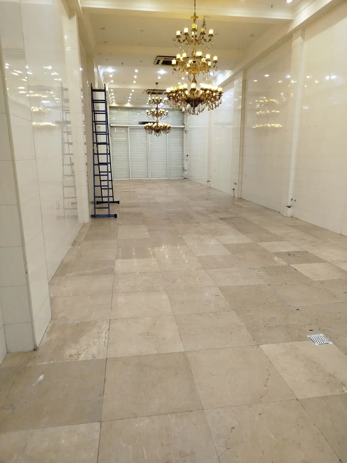 مغازه تجاری ۲۶۰ متر در دو طبقه