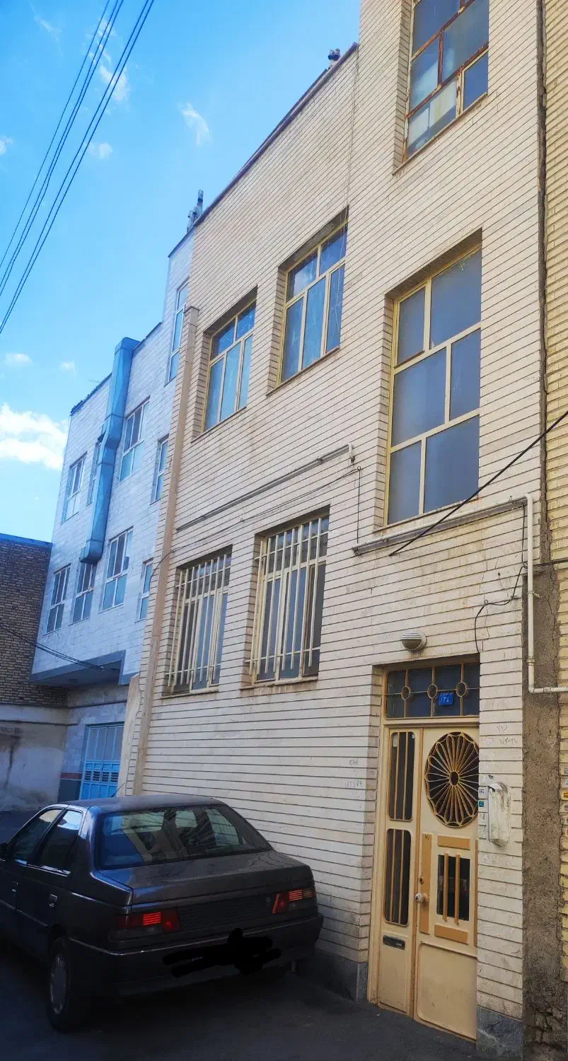 خانه دو و نیم طبقه
