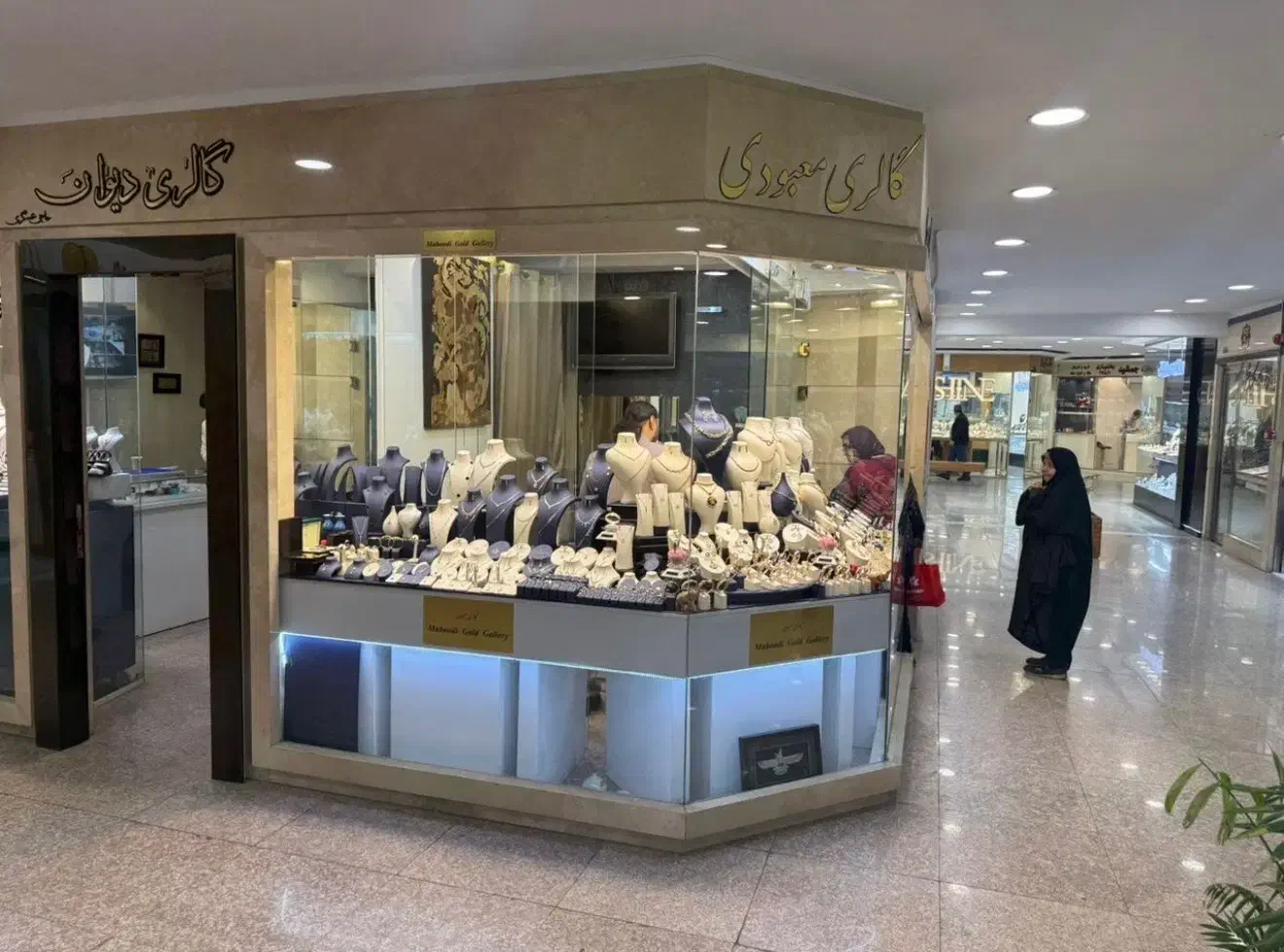 ۲ باب مغازه طلاوجواهر پاساژ قائم تجریش