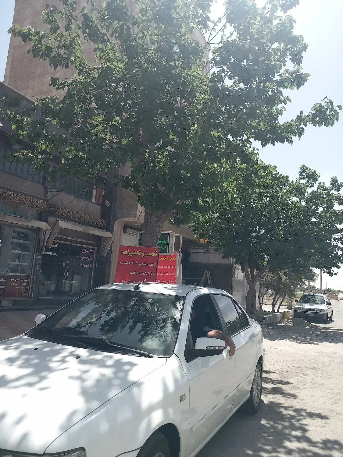 مغازه تجاری با سوئیت طبقه بالا  انتهای بلوار مصلی