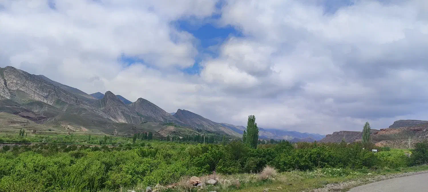 خانه و باغ و زمین دور دیوار