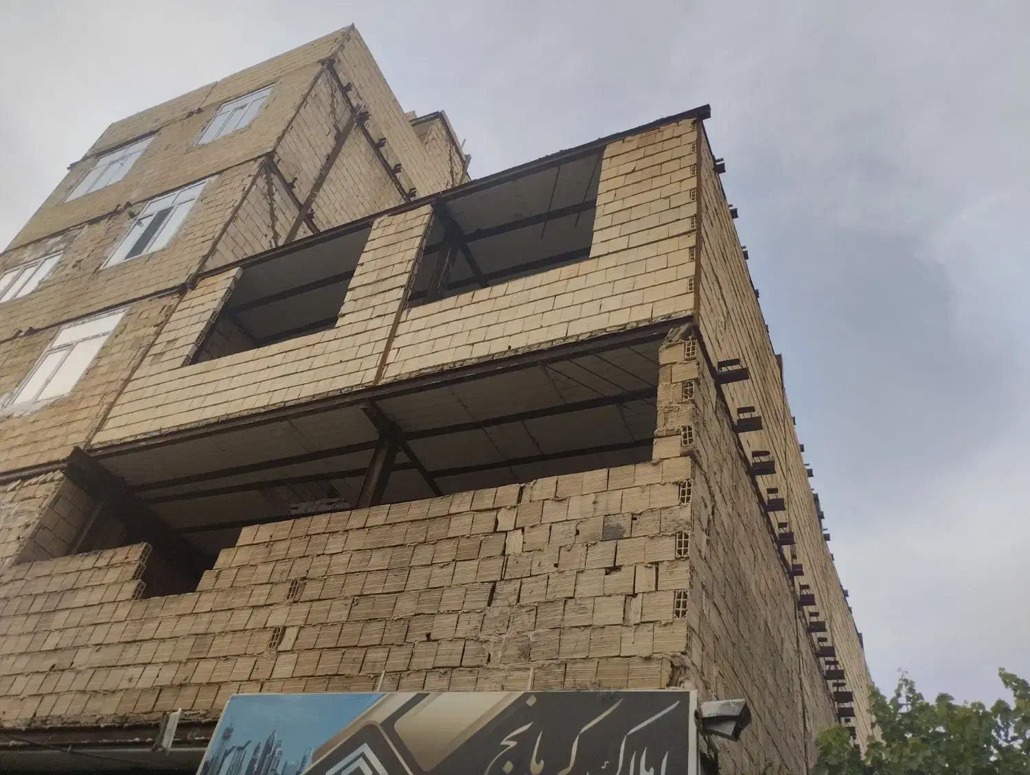واحد به صورت دورقاب وپیش فروش فروخته میشود