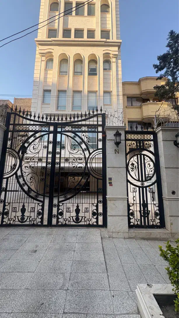 باهنر ۱۴۰ متر  همکف ۸۰ مترحیاط بازسازی ۰ تا ۱۰۰