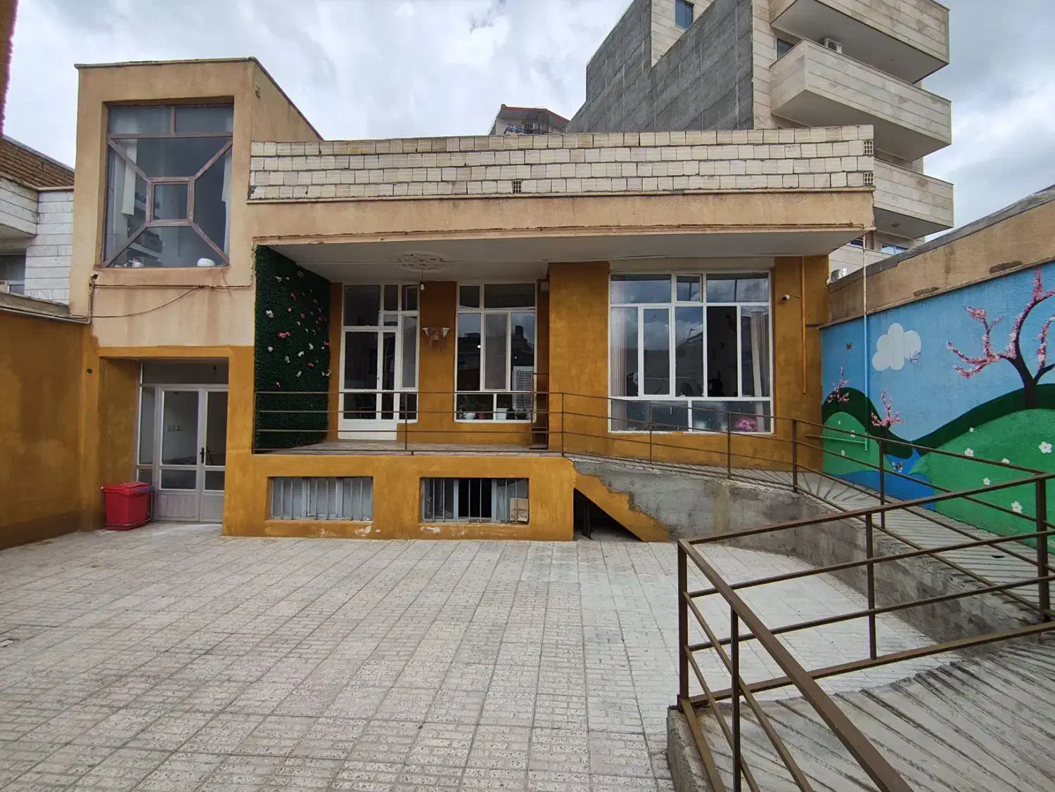 حیاط مسکونی۱۷۶متر قابل‌سکونت(مدرس،فرهنگیان،فردوسی)