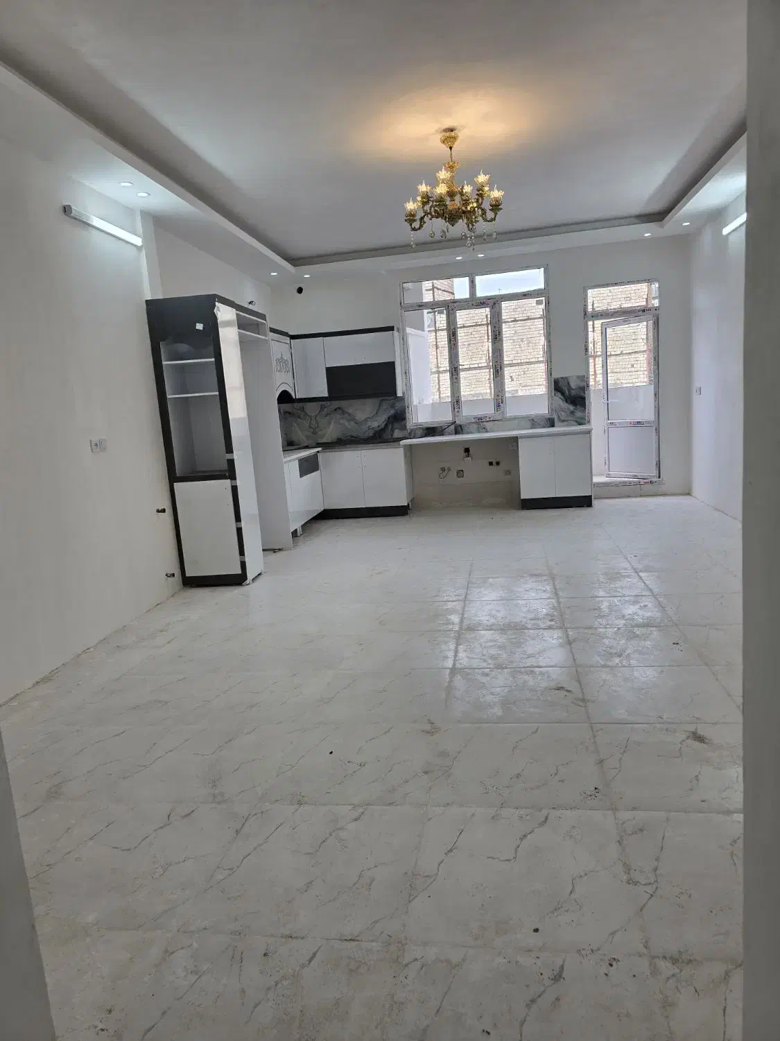 طبقه سوم پارکینگ و آسانسور