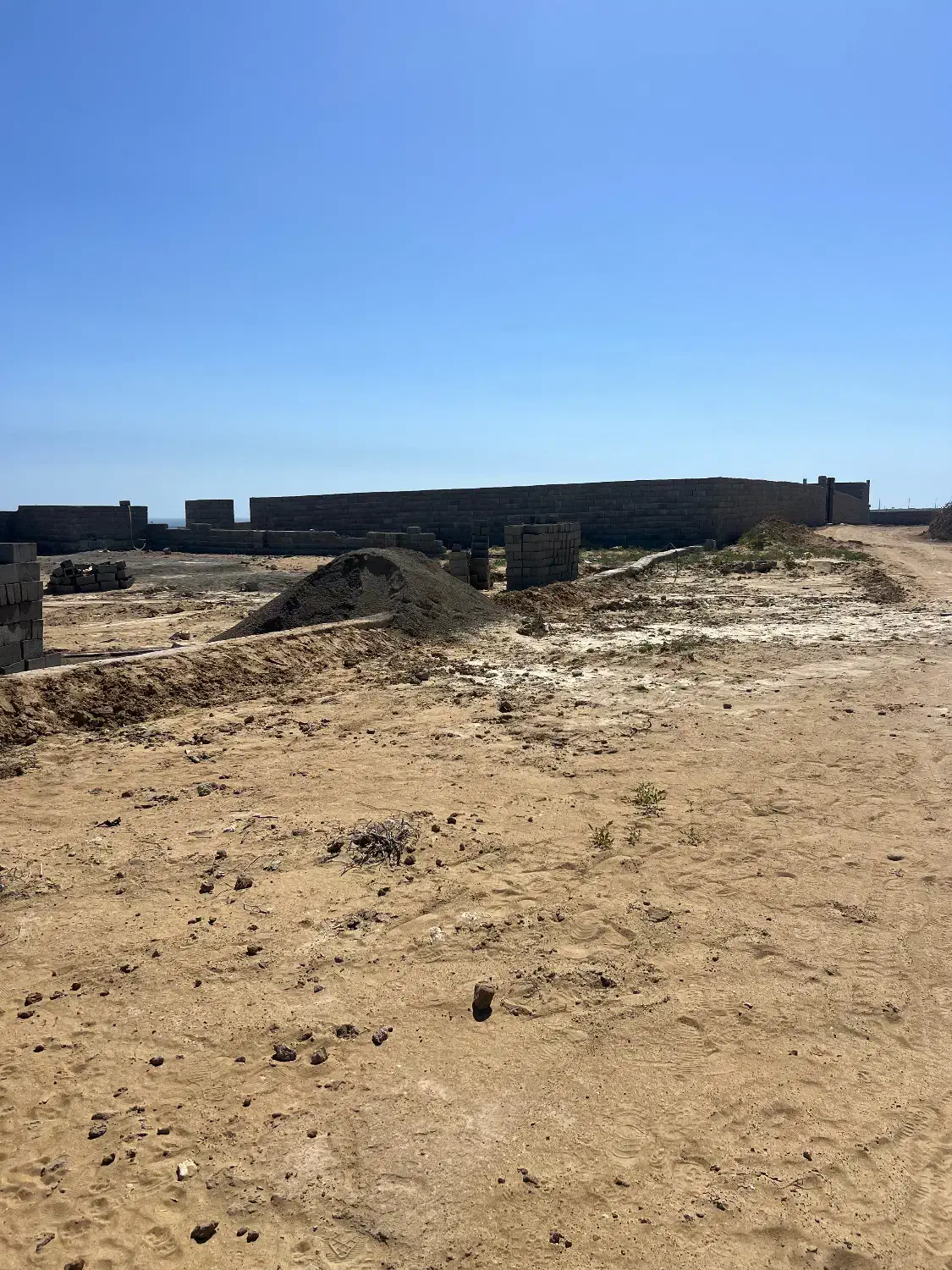 زمین دارای چهار دیواری کوچیک