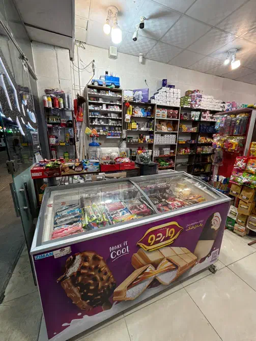 واگذاری سوپر مارکت با وسایل بر خیابان با فروش عالی
