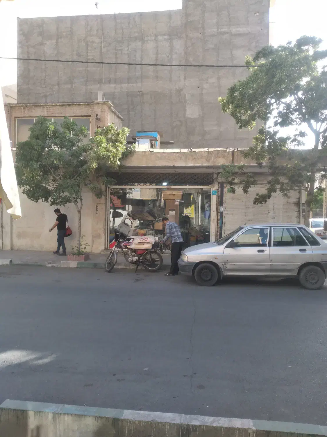 مغازه تجاری ۱۸متر دیوارها سنگ آب برق گاز