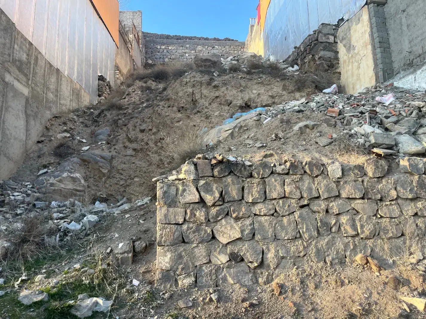 زمین ب مساحت ۲۰۰ متر دارای جواز ساخت در رینه