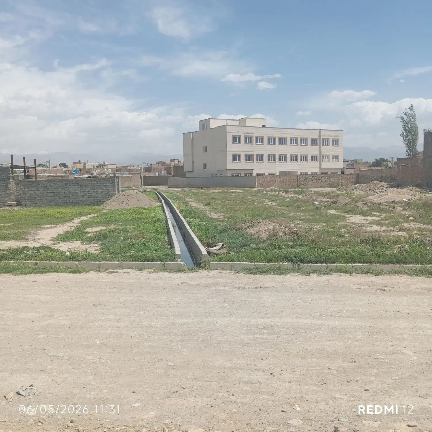 زمین تجاری300متردونبش