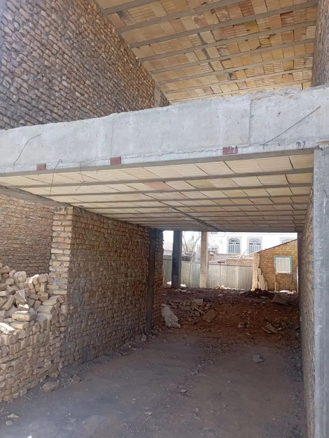 خانه اسکلت بتونی نیمه ساز