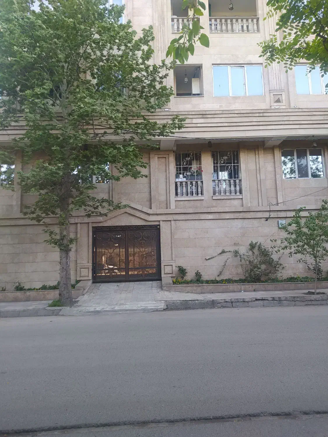 فروش آپارتمان   سند دار سه خواب ۱۳۰ متری