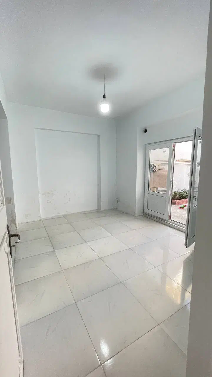 ملک دربستی به همراه ۱۳ متر تجاری