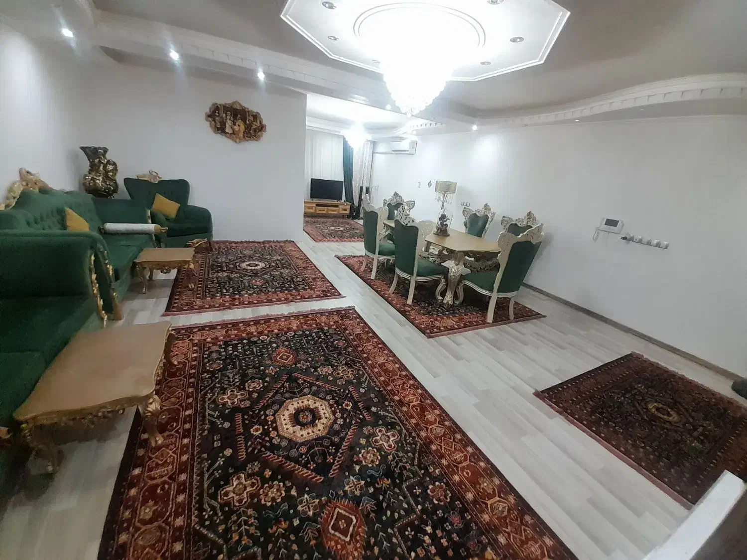 ساختمان دو طبقه در خیابان طالقانی بهترین نقطه شهر