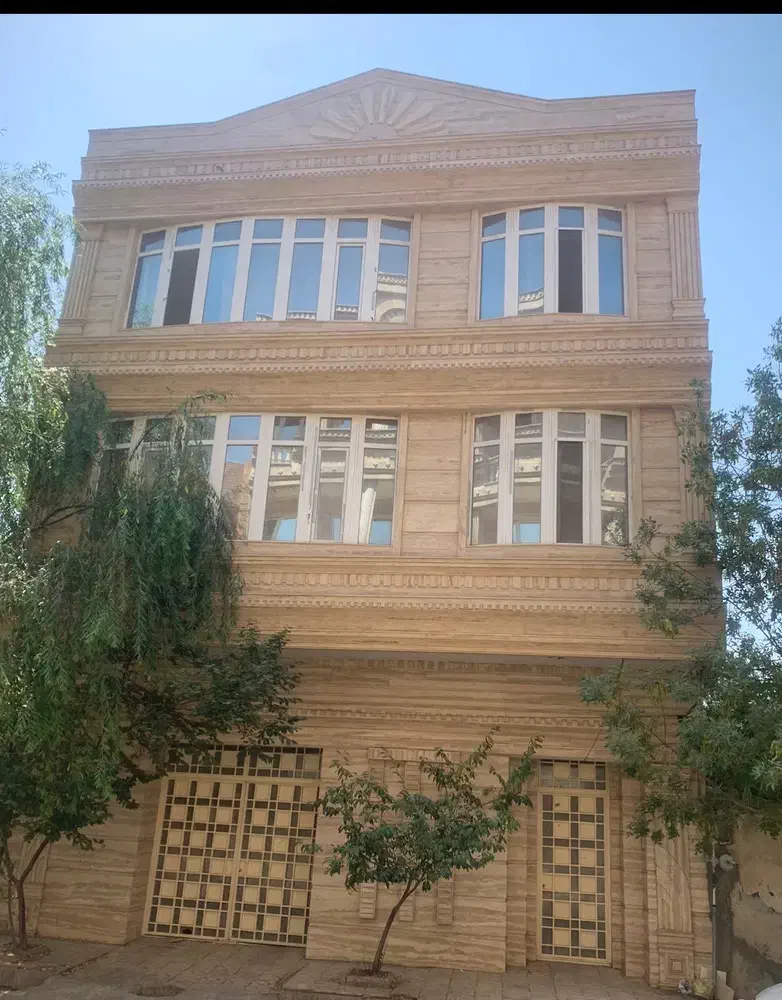 ساختمان ۳طبقه خیابان شهید برومند با زیربنا ۴۰۰m