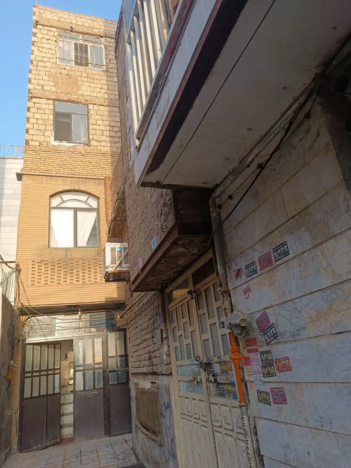 خانه در ۳ طبقه هر ۳ طبقه خالی