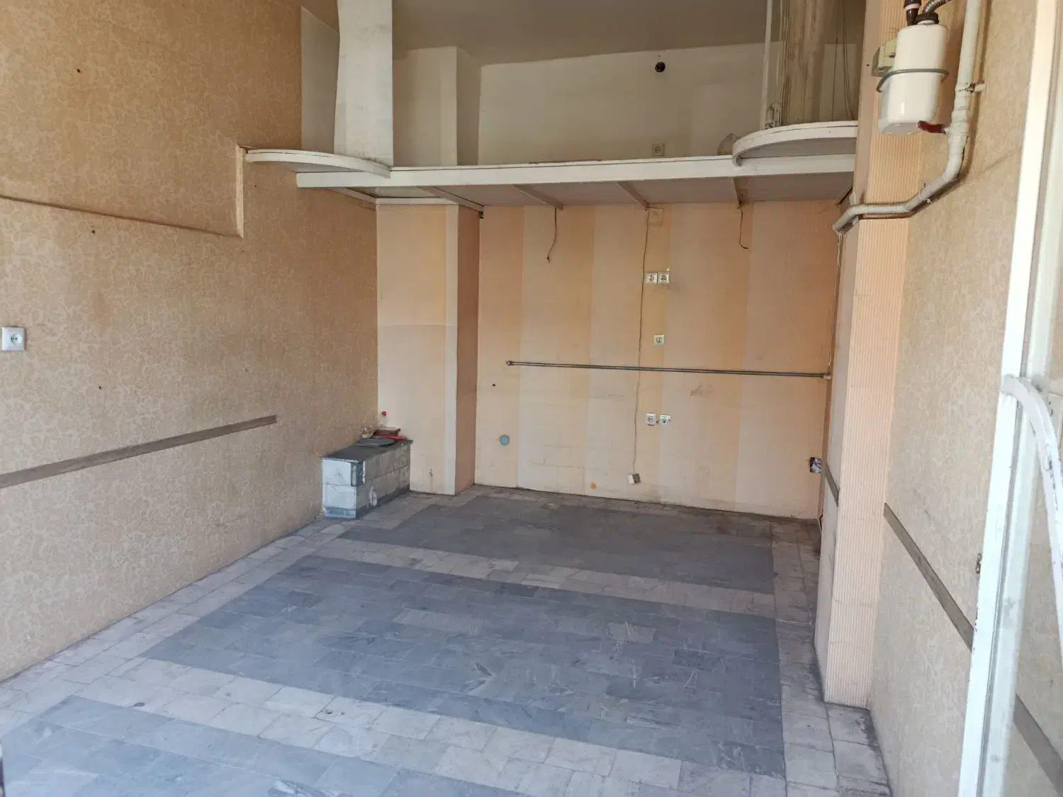 اجاره مغازه ۱۷مترمرکزشهرمسجدشهداروبروی بازارکبود