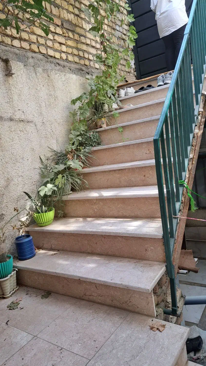 واحد ۸۰ متری همکف همراه ۱۰ متر زیرزمین جهت انبار