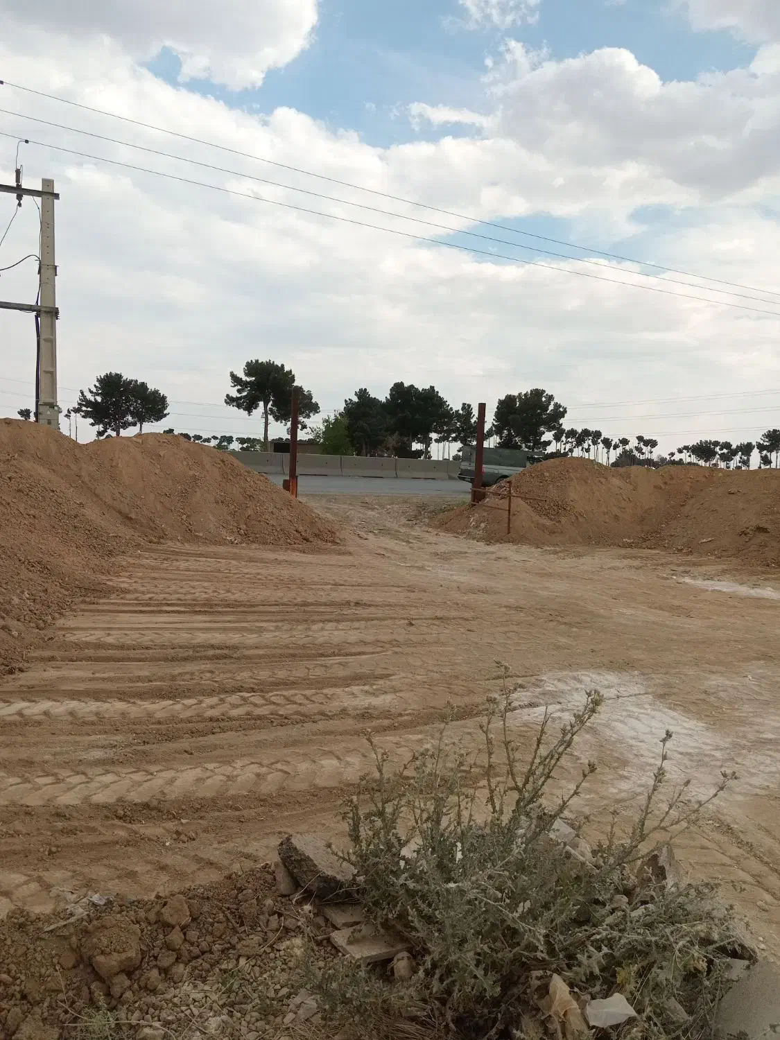 ۹۰۰متر زمین بر اتوبان اجاره داده می‌شود