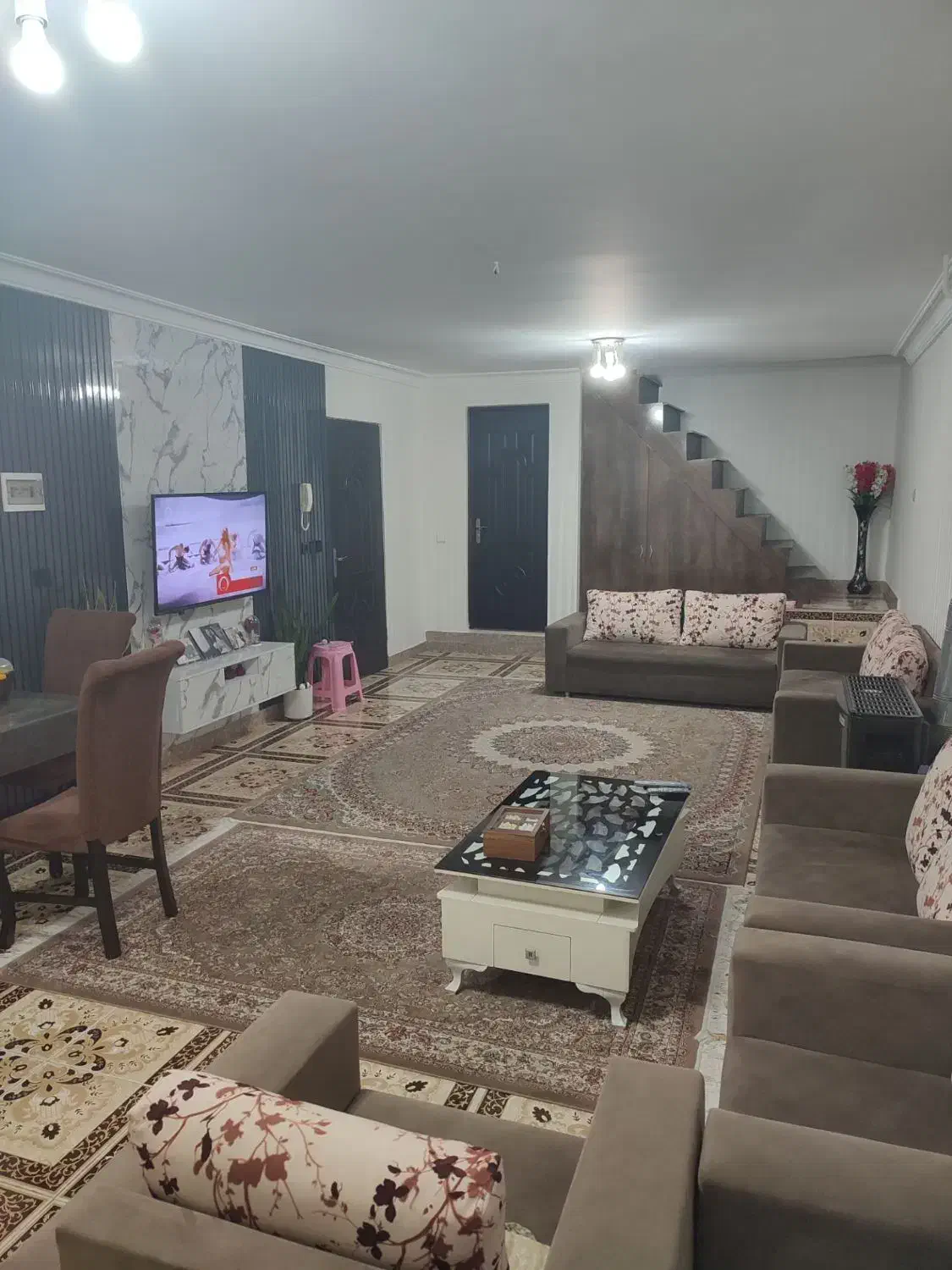 یک واحد طبقه بالا راه جدا