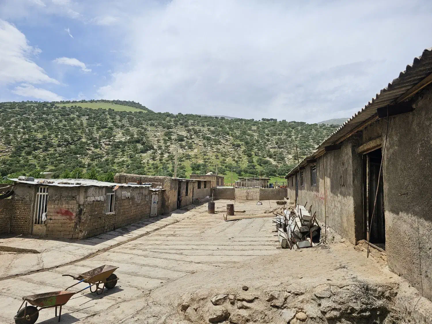 ۲۰۰ متر سالن برای انبار یا کارگاه نزدیک شهر
