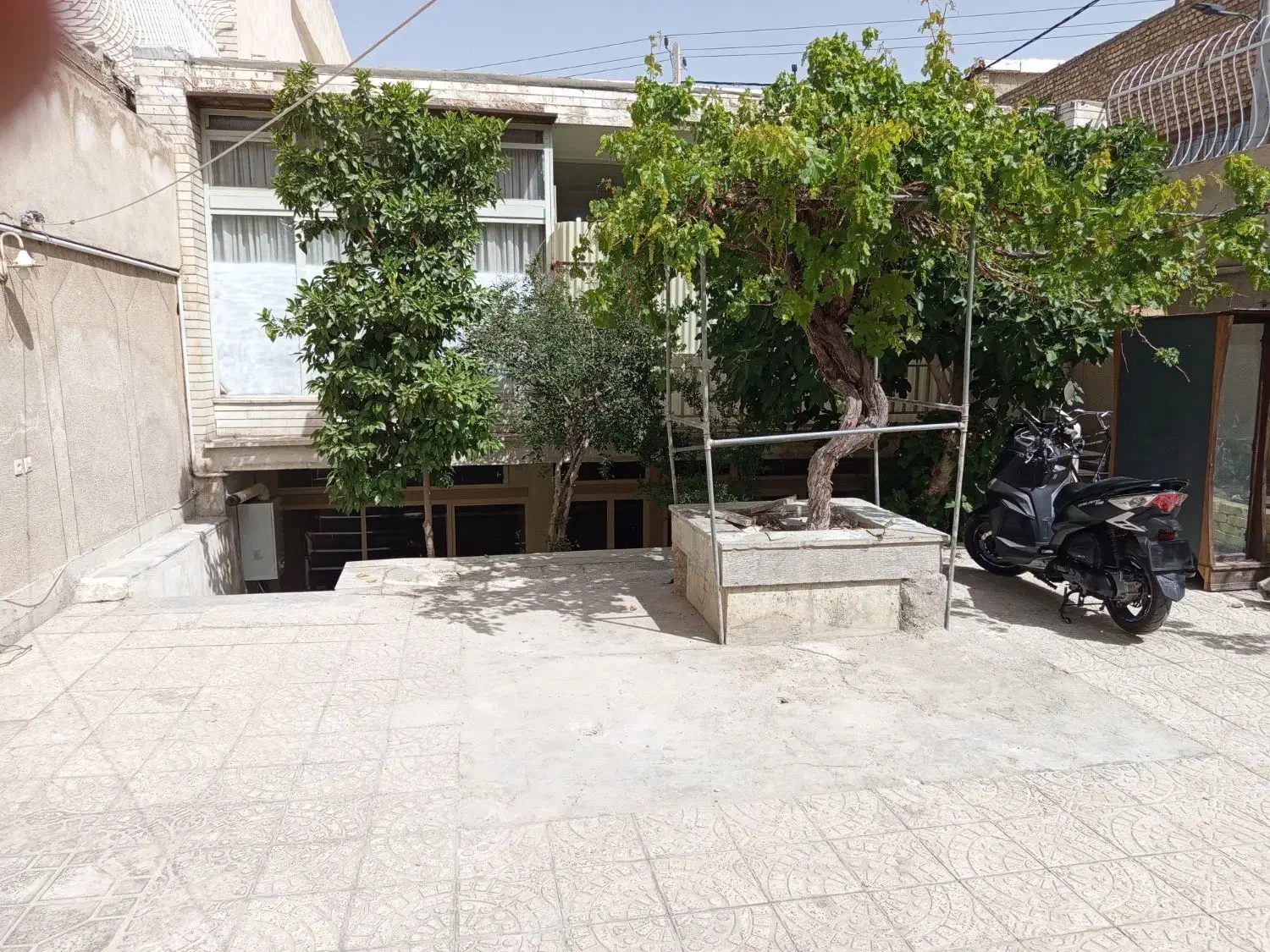 طبقه پایین یک ساختمان ۲طبقه