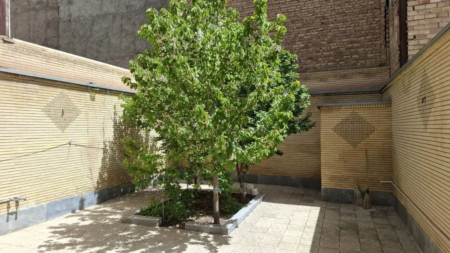 رهن و اجاره حیاط دربست دو طبقه شیک در باغمیشه