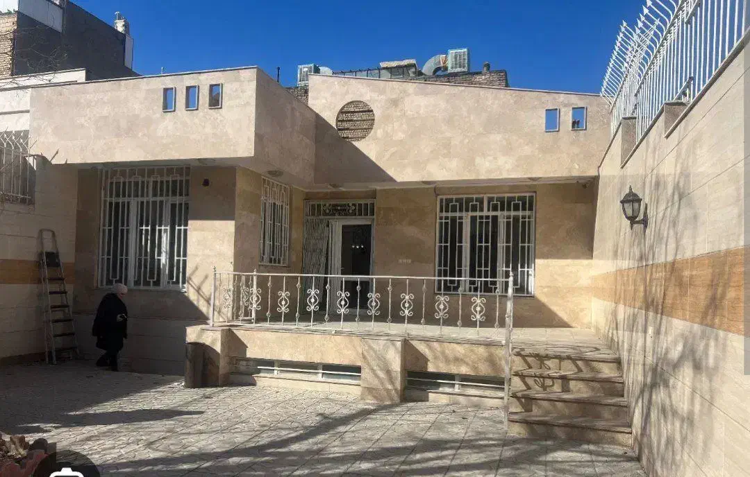 ۱۳۰ مترهمکف بعلاوه ۸۰ متر حیاط اختصاصی، درب جدا