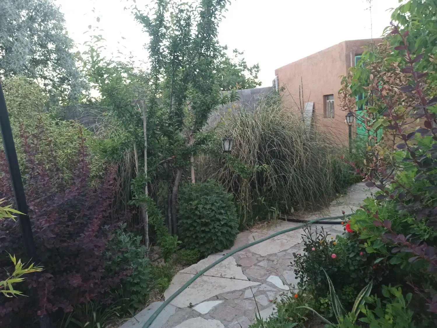 فروش باغ شهری با چهل نوع پوشش گیاهی زیبا ومتنوع