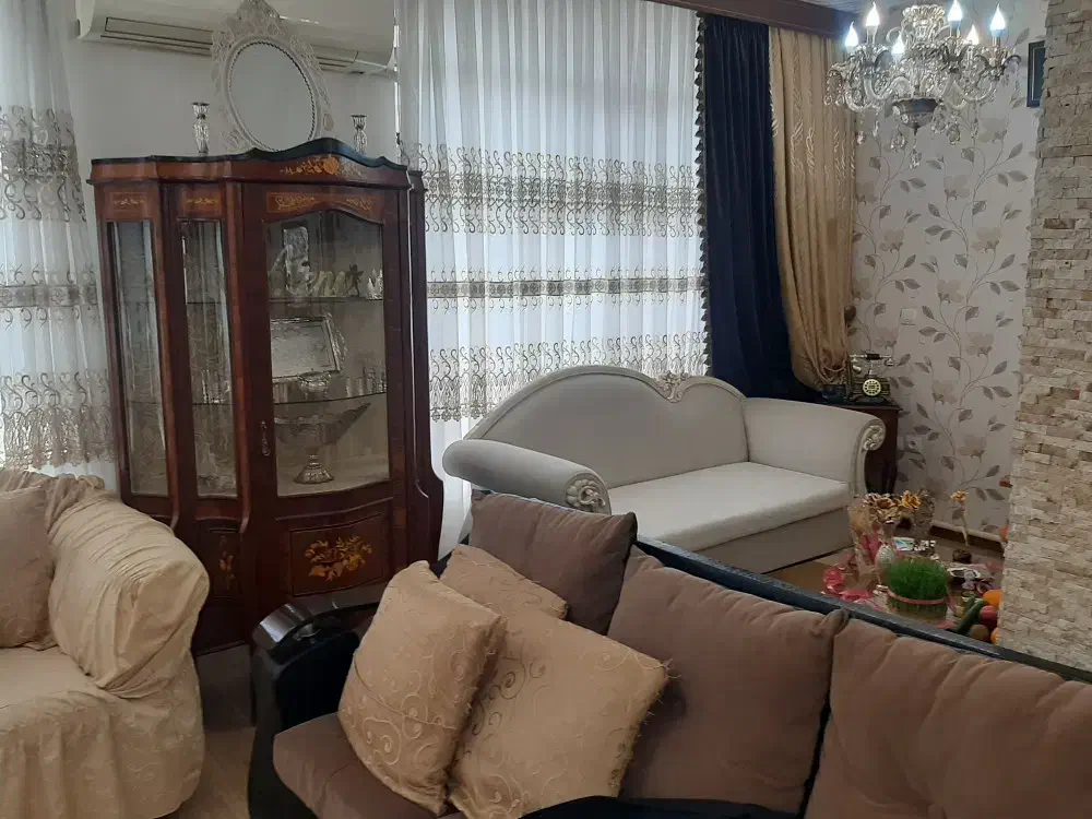 حیاط مسکونی نصف راه خیابان اشکان