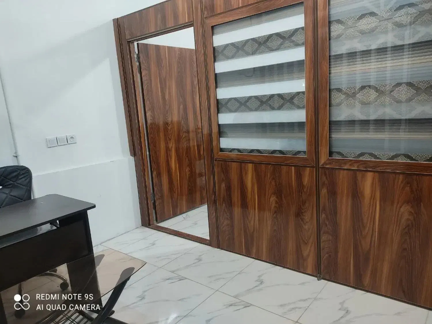 یک دهنه واحد تجاری شیک و فول امکانات