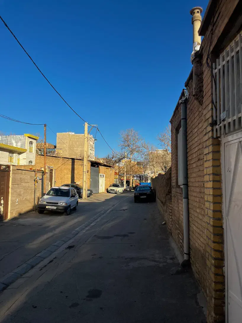 ۳۳۰ متر زمین ابتدای خیابان عاشورا