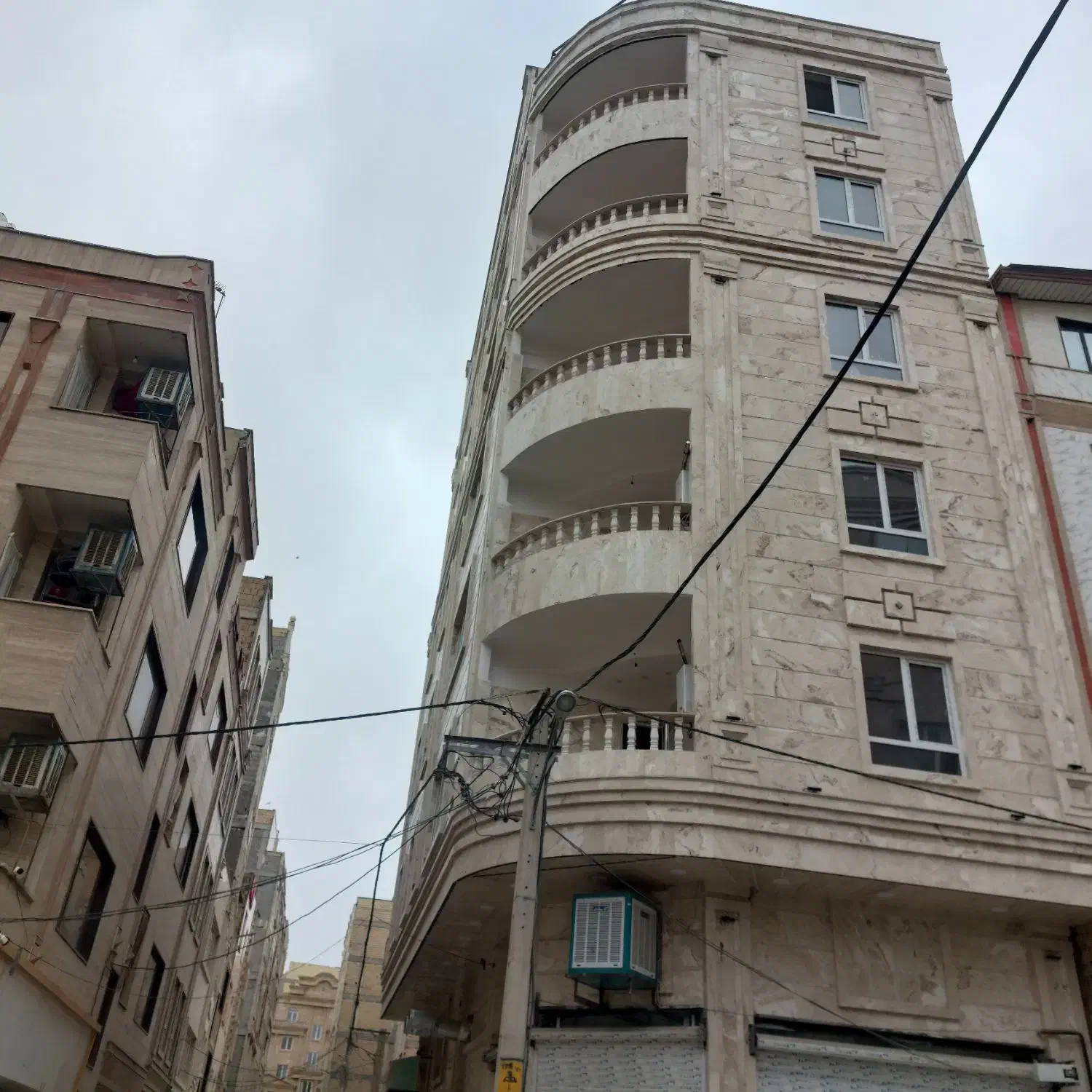 دو باب تجاری زیرزمین برای تولیدی پوشاک یا کفاشی