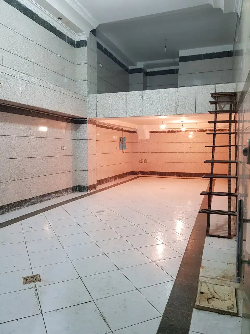 یک باب مغازه ۴۴ متر ۱۲ متر بالکن