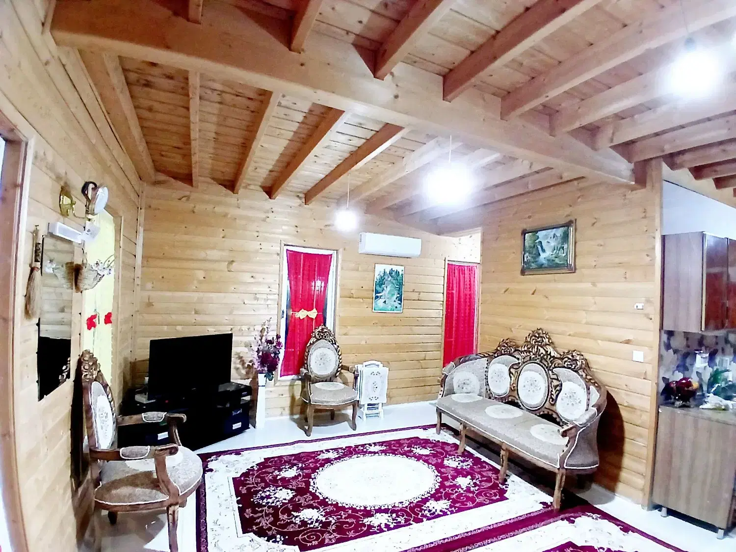 کلبه چوبی استخردارآبگرم ودارایه تصویه آب