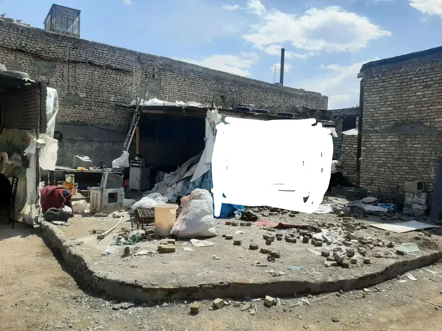 انباری ضایعات آهن در و پنجره