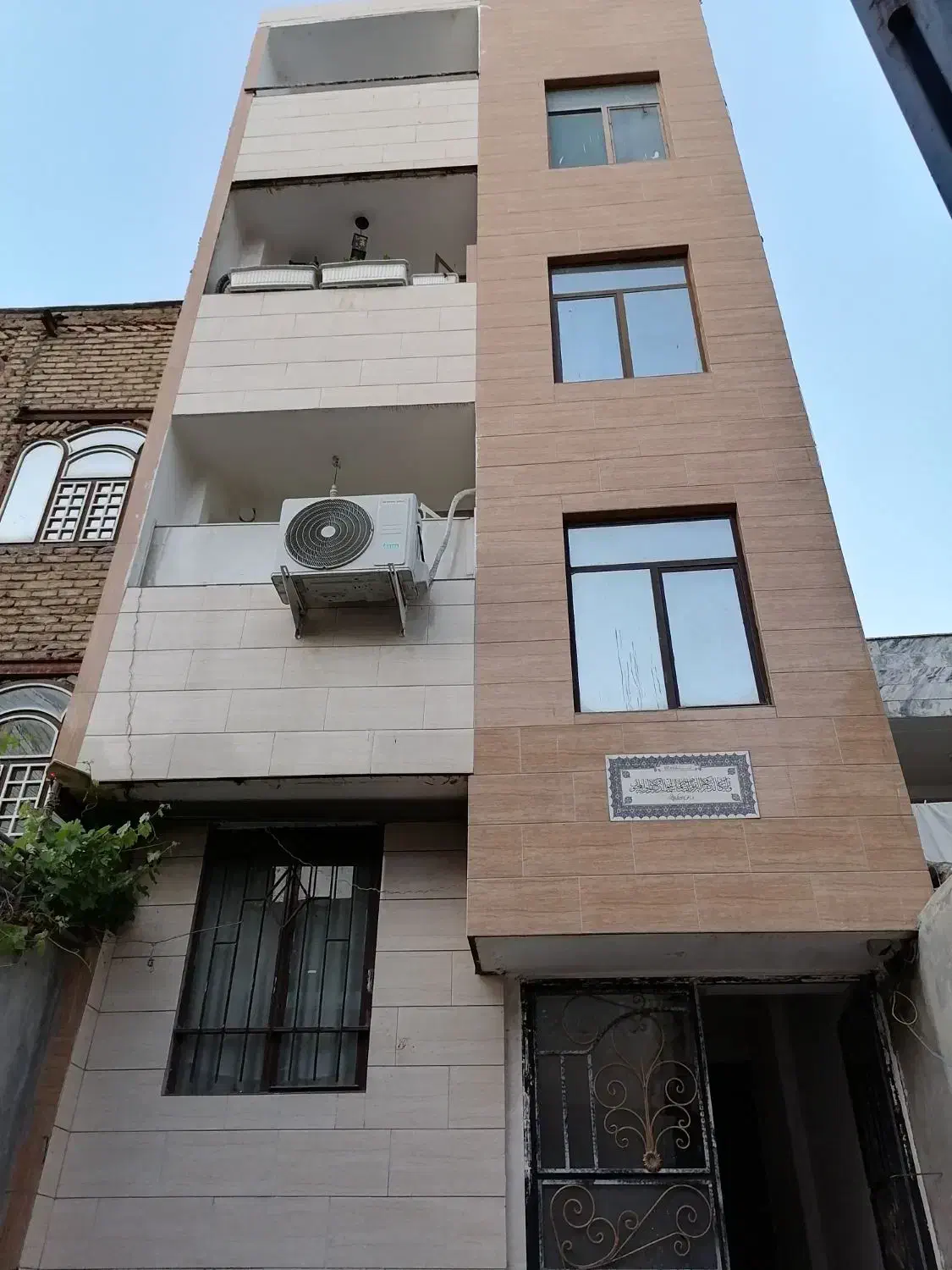 آپارتمان 115متر 2خواب طبقه سوم پارکینگ اختصاصی