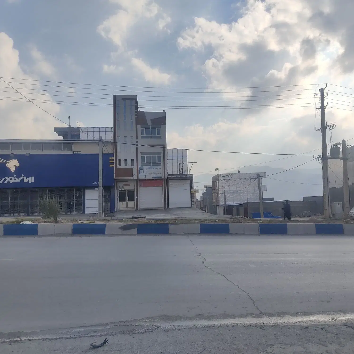 زمین با متراژ کم واقع در پشت ایرانخودرو رجبی