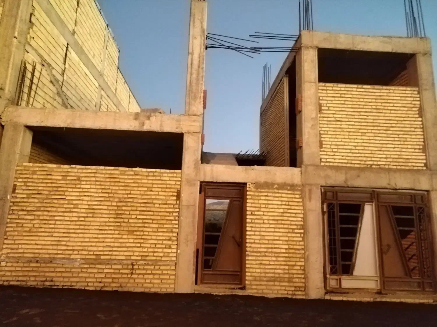 خانه نیمه ساخت در شهرستان هریس