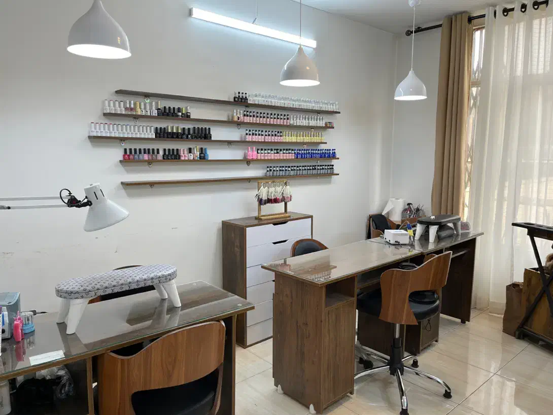اجاره اتاق و اجاره میز ناخن
