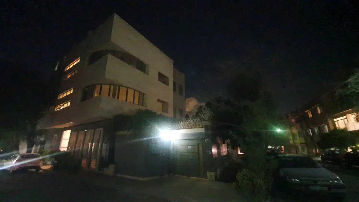 ویلایی حاشیه هنرستان 210متر با  4 واحدبنا  دونبش