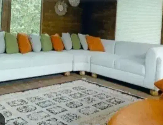 کلبه چوبی در جزیره ای که پر از *درخت*