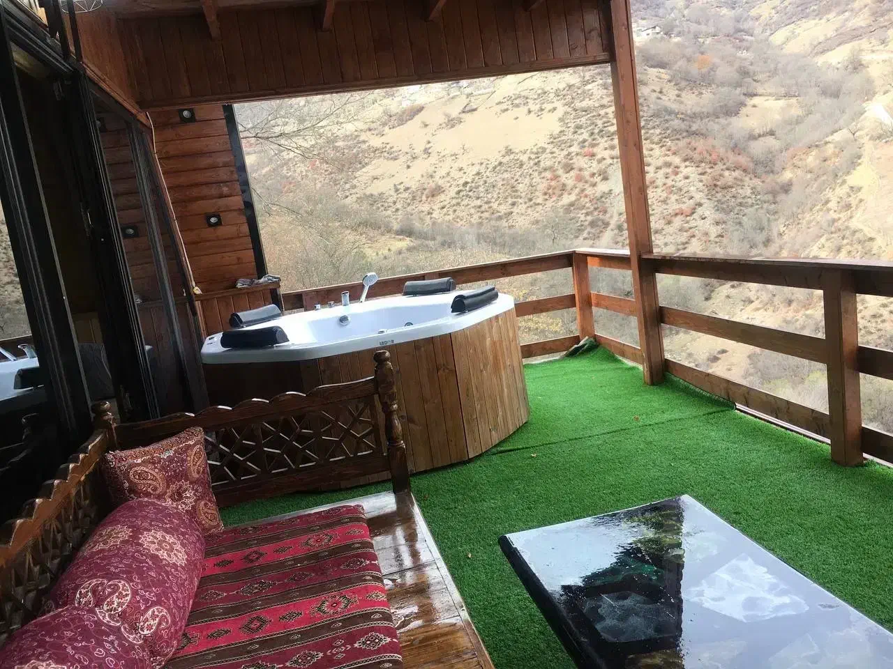 کلبه چوبی با جکوزی سوادکوه