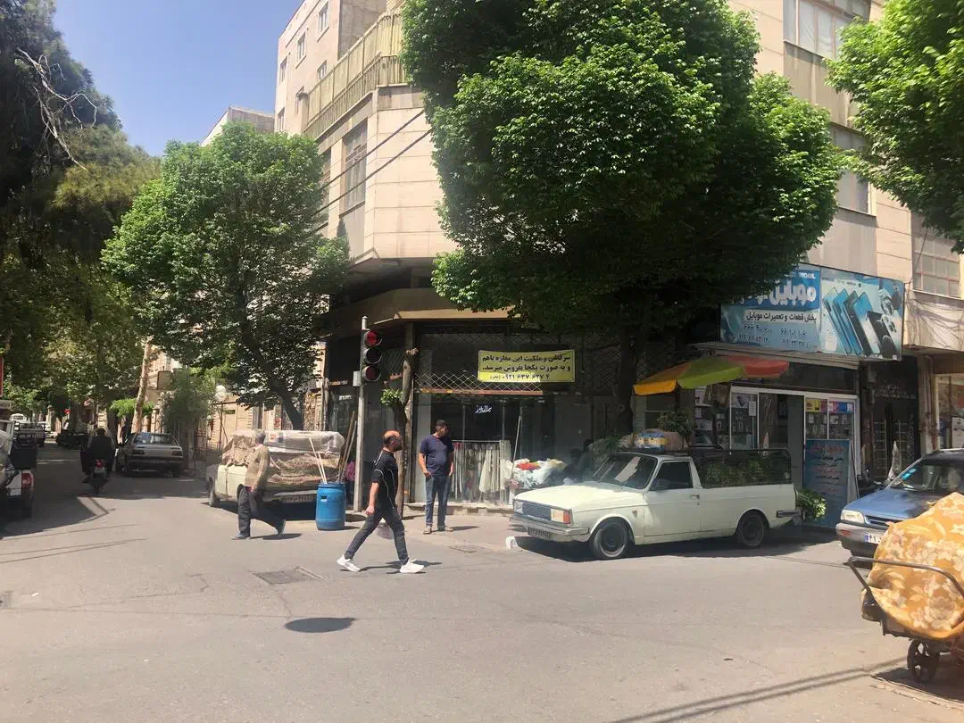 فروش مغازه تجاری دو نبش با موقعیت و دید عالی.