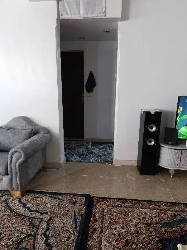 آپارتمان همکف.. تمیز..خلوت