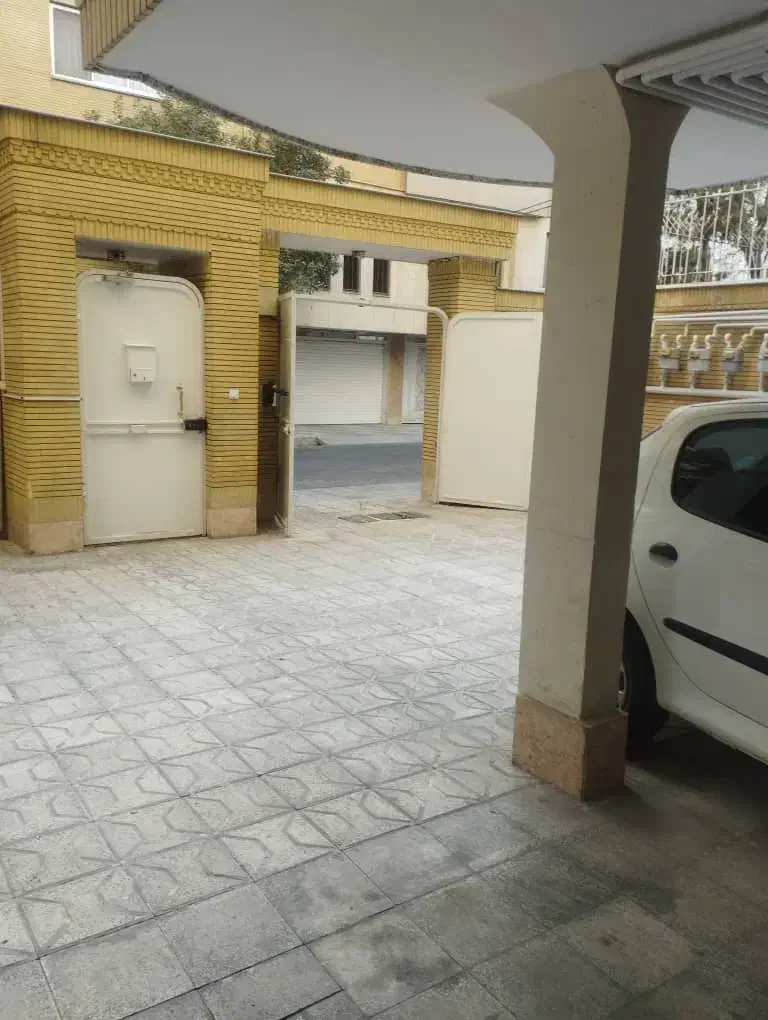 آپارتمان ۷۶ متری طبقه اول پارکینگ اختصاصی انباری
