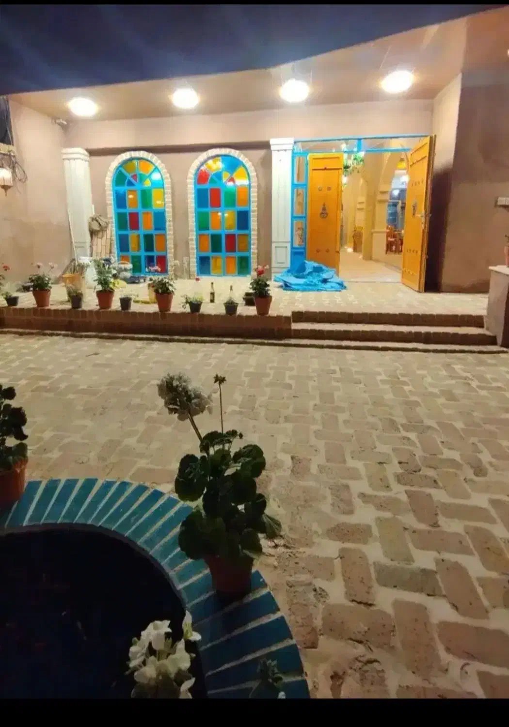 ویترین روبه خیابان