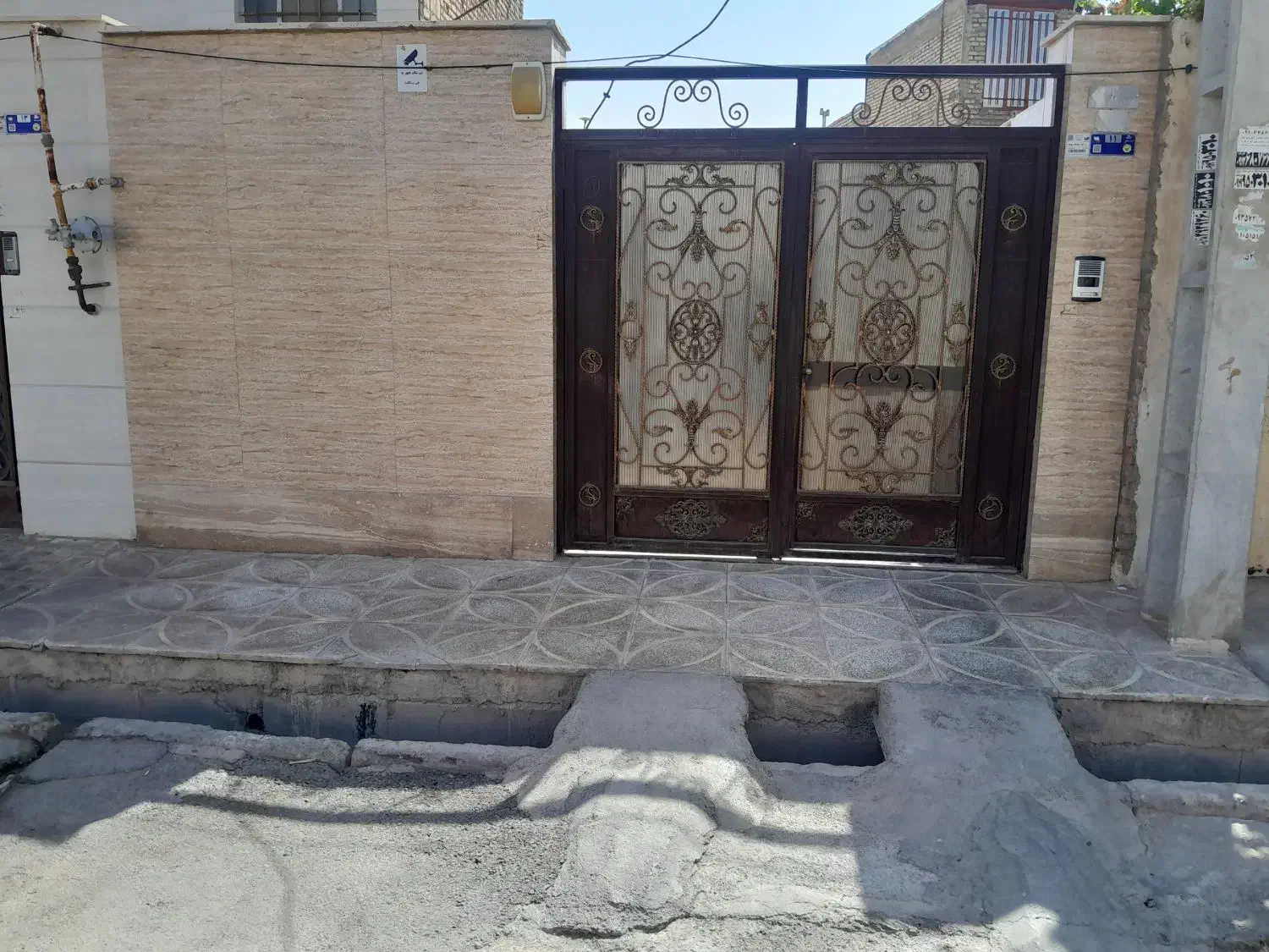 زمین ۴دیواری وسط بافت